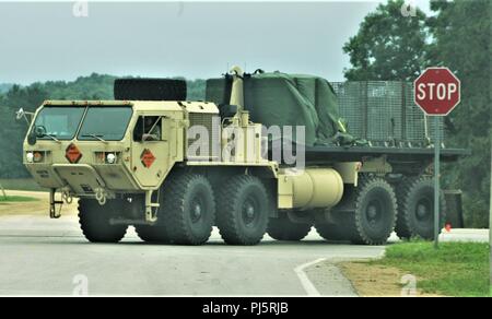 Des soldats à Fort McCoy, au Wisconsin, pour la 86e Division de formation Soutien au combat de l'exercice de formation 86-18-02 L'exploitation d'un véhicule militaire sur la zone de cantonnement le 24 août 2018, à l'installation. La 86e tenue l'exercice dans le cadre de la réserve de l'Armée américaine du général commandant l'appui tactique Programme de formation. Des milliers de membres de service avec l'armée ainsi que d'autres services militaires et les militaires étrangers participent à l'exercice multinational, notamment Canadian armed forces membres. CSTX 86-18-02 est le second des deux CSTXs par la 86e lieu à Fort McCoy cette année. (U.S. P de l'armée Banque D'Images