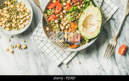 Bol déjeuner végétalien. Télévision à jeter de dîner avec de l'avocat, les céréales, les haricots, les choux, les légumes verts et plus en arrière-plan, Vue de dessus, copiez l'espace, close-u Banque D'Images