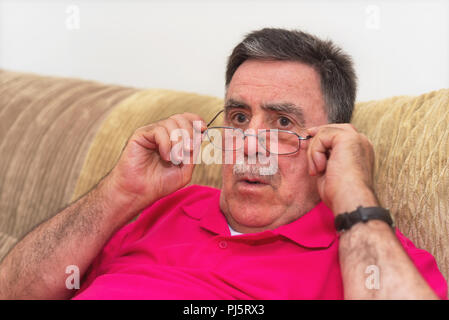 Closeup portrait senior, un homme âgé dans les verres, à choqué. Banque D'Images