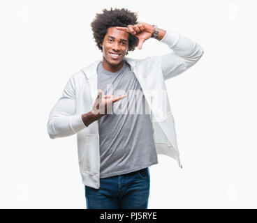 Sweat homme portant sur fond isolé du châssis en souriant avec les mains et les doigts avec un visage heureux. La créativité et la photographie Banque D'Images