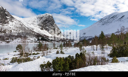 Montagnes couvertes de neige au-dessus d'un lac gelé en Norvège Dirdal Banque D'Images