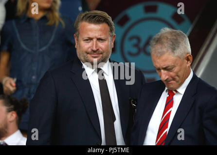 Manchester United directeur Richard Arnold (à gauche) au cours de la Premier League match à Turf Moor, Burnley. Banque D'Images