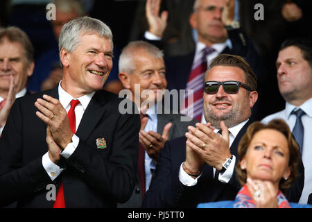 Manchester United l'ambassadeur David Gill (à gauche) et Manchester United directeur Richard Arnold au cours de la Premier League match à Turf Moor, Burnley. Banque D'Images