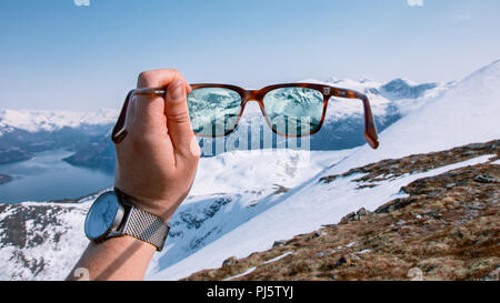 Montagnes norvégiennes à Volda comme vu à travers les lunettes de soleil d'un randonneur. Banque D'Images
