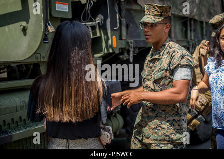 Corps des Marines des États-Unis Le Cpl. Brooklynd Cole, un véhicule à moteur avec l'opérateur du bataillon logistique de combat 15, 1er Groupe Logistique Maritime, explique les capacités d'un véhicule tactique moyen substitut au cours de l'assistance humanitaire pour les secours en cas de manifestation dans le village de Los Angeles, Californie, le 28 août 2018. Participants marché dans une présentation statique pour en savoir plus sur la préparation de la communauté et de la façon de préparer eux-mêmes, leur famille et leur communauté pendant une catastrophe. Je Marine Expeditionary Force fournit chaque année l'appui aux autorités civiles à travers des exercices d'établissement des relations et stratégie Banque D'Images