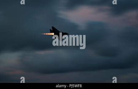 180826-N-FQ836-3322 de l'OCÉAN ATLANTIQUE (Aug. 26, 2018) Le Cmdr. Tommy Locke, commandant de l'escadron de combat interarmées de Raiders (VFA) 125 pilotes, un F-35C Lightning II au-dessus de la classe Nimitz porte-avions USS ABRAHAM LINCOLN (CVN 72). (U.S. Photo par marine Spécialiste de la communication de masse 3 classe Jeff Sherman/libérés) Banque D'Images