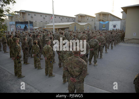 L'AÉRODROME DE BAGRAM, en Afghanistan (28 août 2018) -- les membres de l'équipe de Bagram se rassemblent dans la cour du Souvenir en mémoire des bénéficiaires de la médaille d'honneur de la Force aérienne des États-Unis Master Sgt. John Chapman lors d'une cérémonie à l'aérodrome de Bagram, en Afghanistan, le 28 août 2018. Chapman a reçu à titre posthume le ministère de la santé pour ses actions durant la bataille de Takur Ghar, également connu sous le nom de Roberts Ridge, en Afghanistan en mars 2002. (U.S. Photo de l'Armée de l'air par le sergent. Kristin élevée) Banque D'Images