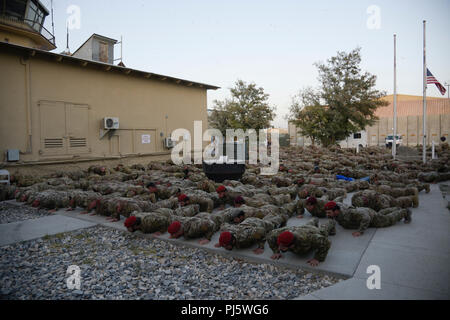 L'AÉRODROME DE BAGRAM, en Afghanistan (28 août 2018) -- Les membres de la communauté des opérations spéciales et de l'équipe complète de Bagram push-ups en souvenir de récipiendaire de la médaille d'honneur de la Force aérienne des États-Unis Master Sgt. John Chapman lors d'une cérémonie à l'aérodrome de Bagram, en Afghanistan, le 28 août 2018. Chapman a été donnée à titre posthume la Médaille d'honneur avec le grade de sergent-chef pour ses actions durant la bataille de Takur Ghar, également connu sous le nom de Roberts Ridge, en Afghanistan en mars 2002. (U.S. Photo de l'Armée de l'air par le sergent. Kristin élevée) Banque D'Images