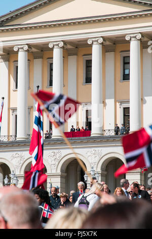 Palais royal norvégien le jour de la Constitution, 17th mai - famille royale le balcon, Oslo, Norvège Banque D'Images