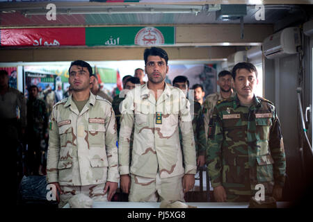 Le 215e corps de l'Armée nationale afghane est un commandement au niveau du corps de l'Armée nationale afghane responsable des opérations dans la province de Helmand. L'image d'archive montre des soldats qui se tenaient à l'attention pendant l'hymne national afghan lors d'une cérémonie de remise des diplômes de la formation des formateurs qui s'est tenue le 26 août 2018 au Centre régional d'entraînement militaire du Camp Shorabak pour soutenir le développement de la Force territoriale de l'ANA. Banque D'Images