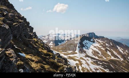 Chaînes de montagnes menant de Snøhornet peak, Lauvstad la Norvège. Banque D'Images