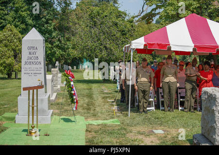 Guest stand à la position d'attention pour les Marines Hymn, après l'inauguration d'un monument à la tombe de l'OPHA peut Johnson, St Paul's Rock Creek Cemetery, Washington, D.C., le 29 août 2018. Le monument a été mis en place par l'Association des femmes Marines pour commémorer les 100 ans de femmes dans le Corps des Marines. (U.S. Marine Corps photo par le Cpl. Paul A. Ochoa) Banque D'Images