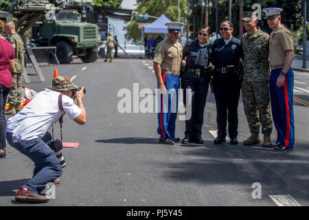 Avec les Marines américains du bataillon logistique de combat 15, 1er Groupe Logistique Maritime, posent pour la photo avec la police locale au cours de l'assistance humanitaire pour les secours en cas de manifestation dans le village de Los Angeles, Californie, le 29 août 2018. Participants marché dans une présentation statique pour en savoir plus sur la préparation de la communauté et de la façon de préparer eux-mêmes, leur famille et leur communauté pendant une catastrophe. Je Marine Expeditionary Force fournit chaque année l'appui aux autorités civiles à travers des exercices d'établissement des relations et tactique de la formation ciblée à travers l'État pour soutenir les acteurs régionaux dans répondre Banque D'Images