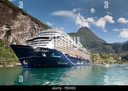 Bateau de croisière dans le Geirangerfjord Banque D'Images