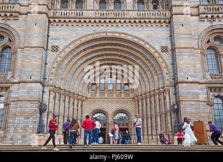 London, South Kensington l'entrée romane du Natural History Museum de Cromwell Road Banque D'Images