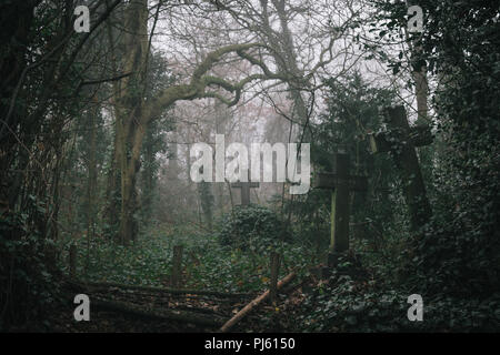 Spooky et brumeux dans tombes Cimetière Nunhead Banque D'Images