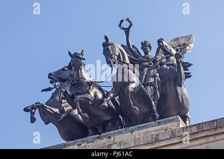 La sculpture de bronze de Nike, la déesse ailée de la Victoire, la conduite d'un cheval, quatre chars surmontant le Wellington Arch à Hyde Park Corner Banque D'Images