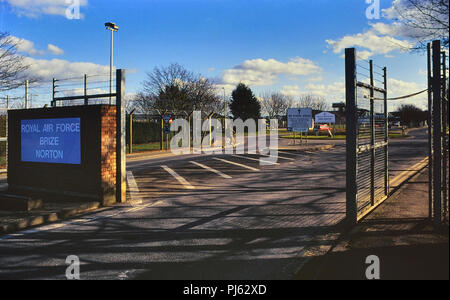 RAF Brize Norton entrée, England, UK. Circa 1980 Banque D'Images