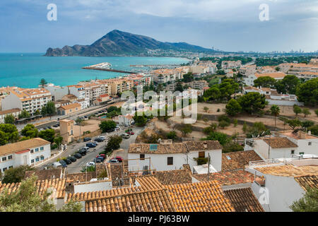 Vue de l'orange toits de maisons de la ville de Altea, Valence, Espagne. Au loin, la Méditerranée, la montagne du Mont Ifach de Calpe. Banque D'Images