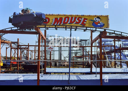 La souris sauvage de montagnes russes en bois à Funland, Hayling Island, England, UK. Circa 1980 Banque D'Images