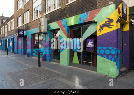 L'avant à l'peintes de couleurs vives Strongroom Bar et cuisine, un restaurant et lieu de musique à Shoreditch, London, England, UK Banque D'Images