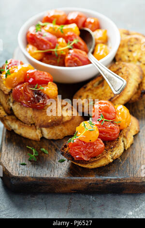 Bruschetta aux tomates rôties au thym sur du pain à l'ail Banque D'Images