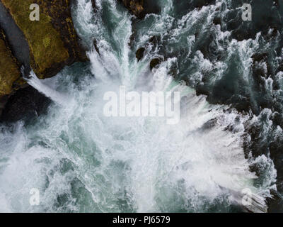 Skyview de cascade Godafoss. L'un des spectaculaires chutes d'eau en Islande. Rivière Skjálfandafljót. Photographie aérienne prise par drone Banque D'Images