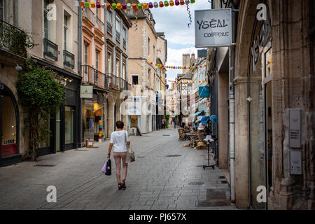 Rue commerçante piétonne à Chalon sur Saône, Bourgogne, France le 29 août 2018 Banque D'Images