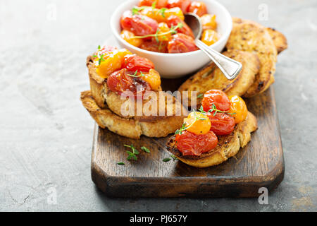 Bruschetta aux tomates rôties au thym sur du pain à l'ail Banque D'Images