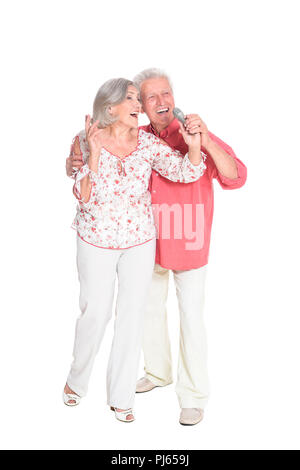 Portrait of senior couple chant sur fond blanc Banque D'Images