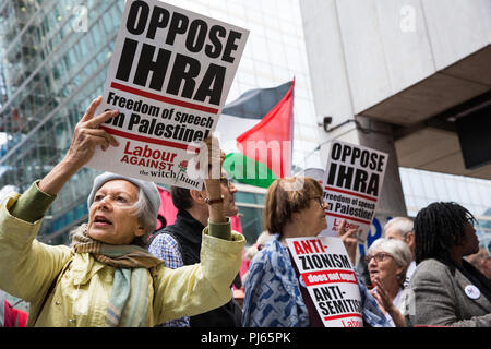 Londres, Royaume-Uni. 4 septembre 2018. Les partisans de Jeremy Corbyn de Jewish Voice for Labour, Momentum et d'autres groupes font campagne devant le siège du Parti travailliste le jour où le parti NEC devait adopter la définition de l'IHRA et des exemples d'antisémitisme. Crédit : Mark Kerrison/Alamy Live News Banque D'Images