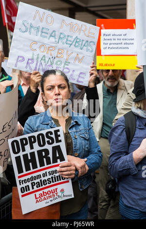 Londres, Royaume-Uni. 4 septembre 2018. Les partisans de Jeremy Corbyn de Jewish Voice for Labour, Momentum et d'autres groupes font campagne devant le siège du Parti travailliste le jour où le parti NEC devait adopter la définition de l'IHRA et des exemples d'antisémitisme. Crédit : Mark Kerrison/Alamy Live News Banque D'Images