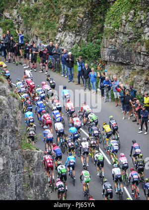 Les gorges de Cheddar, Somerset, Royaume-Uni, le 4 septembre 2018. Le Tour de Grande-Bretagne, Bristol à l'étape 3. Le peloton passe à travers les gorges de Cheddar. © David Partridge / Alamy Live News Banque D'Images