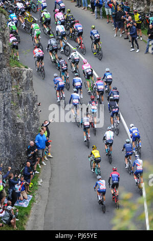 Les gorges de Cheddar, Somerset, Royaume-Uni, le 4 septembre 2018. Le Tour de Grande-Bretagne, Bristol à l'étape 3. Le peloton passe à travers les gorges de Cheddar. © David Partridge / Alamy Live News Banque D'Images