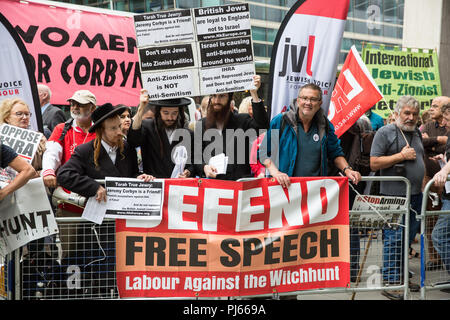 Londres, Royaume-Uni. 4 septembre 2018. Les juifs haredis orthodoxes de Neturei Karta se joignent aux partisans de Jeremy Corbyn de Jewish Voice for Labour, Momentum et d’autres groupes faisant campagne devant le siège du Parti travailliste le jour où le parti NEC devait adopter la définition de l’IHRA et des exemples d’antisémitisme. Crédit : Mark Kerrison/Alamy Live News Banque D'Images