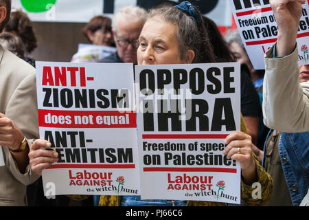 Londres, Royaume-Uni. 4 septembre 2018. Les partisans de Jeremy Corbyn de Jewish Voice for Labour, Momentum et d'autres groupes font campagne devant le siège du Parti travailliste le jour où le parti NEC devait adopter la définition de l'IHRA et des exemples d'antisémitisme. Crédit : Mark Kerrison/Alamy Live News Banque D'Images