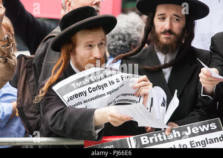 Londres, Royaume-Uni. 4 septembre 2018. Les juifs haredis orthodoxes de Neturei Karta se joignent aux partisans de Jeremy Corbyn de Jewish Voice for Labour, Momentum et d’autres groupes faisant campagne devant le siège du Parti travailliste le jour où le parti NEC devait adopter la définition de l’IHRA et des exemples d’antisémitisme. Crédit : Mark Kerrison/Alamy Live News Banque D'Images