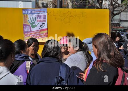 4 Septembre, 2018 - Buenos Aires, Buenos Aires, Argentine - migrants prennent part à une manifestation devant le Palais de Justice à Buenos Aires sous le slogan ''Pour migrer n'est pas un crime''. Les manifestants réclament la Cour suprême de justice de ratifier l'abrogation d'un décret présidentiel qui ont dépouillé les migrants de presque tout droit légal et autorisé l'expulsion des étrangers en résumé le nom de la sécurité nationale. (Crédit Image : © Patricio Murphy/Zuma sur le fil) Banque D'Images