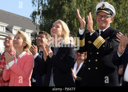 Rostock, Allemagne. 08Th Nov, 2018. 04.09.2018, Mecklembourg-Poméranie-Occidentale, Rostock : Ursula von der Leyen, de l'Union chrétienne-démocrate (CDU), Ministre fédéral de la Défense, Manuela Schwesig du Parti Social-démocrate (SPD), premier ministre du Mecklenburg-Vorpommern, et le Vice-amiral Andreas Krause, inspecteur de la Marine, suivre la cérémonie à la cérémonie de mise pour le nouveau centre de commandement naval (l-r). Les activités mondiales de la Marine sont d'être contrôlé dans l'immeuble à partir de 2023. Crédit : Bernd Wüstneck/dpa/Alamy Live News Banque D'Images