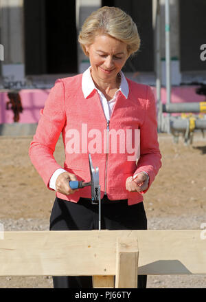 Rostock, Allemagne. 08Th Nov, 2018. 04.09.2018, Mecklembourg-Poméranie-Occidentale, Rostock : Ursula von der Leyen, de l'Union chrétienne-démocrate (CDU), Ministre fédéral de la Défense, frappe dans un clou à la cérémonie de mise pour le nouveau centre de commandement de la Marine selon une vieille tradition. Les activités mondiales de la Marine sont d'être contrôlé dans l'immeuble à partir de 2023. Crédit : Bernd Wüstneck/dpa/Alamy Live News Banque D'Images