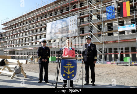 Rostock, Allemagne. 08Th Nov, 2018. 04.09.2018, Mecklembourg-Poméranie-Occidentale, Rostock : Ursula von der Leyen, de l'Union chrétienne-démocrate (CDU), Ministre fédéral de la Défense, l'adresse des journalistes après la cérémonie de garniture pour le nouveau Centre de commandement de la Marine. À côté d'elle sont le Capitaine Christian Scherrer (l), porte-parole du Ministère de la Défense pour les affaires de la marine, et le Vice-amiral Andreas Krause (r), inspecteur de la Marine. Les activités mondiales de la Marine sont d'être contrôlé dans l'immeuble à partir de 2023. Crédit : Bernd Wüstneck/dpa/Alamy Live News Banque D'Images