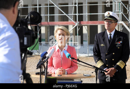 Rostock, Allemagne. 08Th Nov, 2018. 04.09.2018, Mecklembourg-Poméranie-Occidentale, Rostock : Ursula von der Leyen, de l'Union chrétienne-démocrate (CDU), Ministre fédéral de la Défense, l'adresse des journalistes après la cérémonie de garniture pour le nouveau Centre de commandement de la Marine, à côté d'elle est Vice-amiral Andreas Krause, inspecteur de la Marine. Les activités mondiales de la Marine sont d'être contrôlé dans l'immeuble à partir de 2023. Crédit : Bernd Wüstneck/dpa/Alamy Live News Banque D'Images