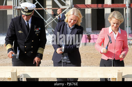 Rostock, Allemagne. 08Th Nov, 2018. 04.09.2018, Mecklembourg-Poméranie-Occidentale, Rostock : Lors de la cérémonie de mise pour le nouveau centre de commandement naval (l-r) Vice-amiral Andreas Krause, inspecteur de la Marine, Manuela Schwesig du Parti Social-démocrate (SPD), premier ministre du Mecklenburg-Vorpommern, Ursula von der Leyen et de l'Union chrétienne-démocrate (CDU), Ministre fédéral de la Défense, le marteau à un clou en fonction de vieille tradition. Les activités mondiales de la Marine sont d'être contrôlé dans l'immeuble à partir de 2023. Crédit : Bernd Wüstneck/dpa/Alamy Live News Banque D'Images