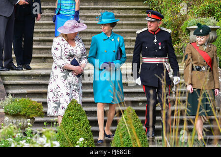 Hillbrough, Château d'Irlande du Nord. 4 septembre 2018. Son Altesse Royale la Princesse Royale est allé(e) à la secrétaire d'État pour l'Irlande du Nord fête champêtre annuelle au Château de Hillsborough, la Princesse Anne a rencontré et parlé avec des visiteurs lors d'un bain de foule dans les jardins. Hillsborough : : UK : 4e Sept 2018 Credit : Mark Winter/Alamy Live News Banque D'Images