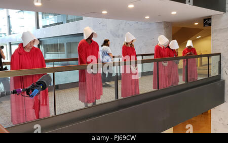 Washington, DC, USA. 16Th Jun 2018. Des manifestants : habillé en ligne 'Hand Maidens' le couloir près de la Juge Brett Kavanaugh audience de mise en candidature pour devenir la prochaine sous-juge de la Cour suprême. Les protestataires s'inquiètent que Kavanaugh peuvent essayer de renverser Roe V Wade. Le 4 septembre 2018. Credit : Patsy Lynch/media/Alamy Punch Live News Banque D'Images