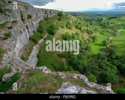 Malham Cove, North Yorkshire, UK. 4 septembre 2018. Météo Royaume-uni septembre jour ensoleillé chaud vue spectaculaire depuis le haut de Malham Cove North Yorkshire de : Doug Blane/Alamy Live News Banque D'Images