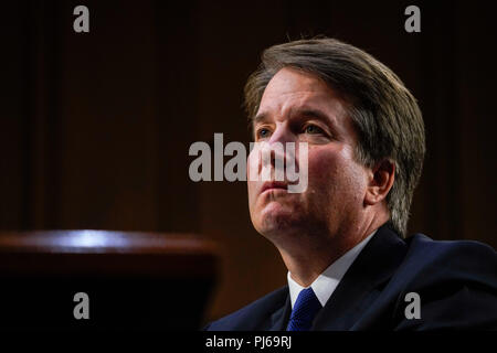 Washington, District de Columbia, Etats-Unis. 16Th Jun 2018. La Cour Suprême de Justice des États-Unis associé candidat BRETT KAVANAUGH est à l'écoute de déclarations d'ouverture au cours de son audience de confirmation devant le Comité judiciaire du Sénat dans le sénat Hart Immeuble de bureaux. Credit : Ken Cedeno/ZUMA/Alamy Fil Live News Banque D'Images