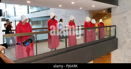 Washington DC, USA. 4 septembre 2018. Washington DC, le 3 septembre 2018, USA : les manifestants déguisés en "Main Maidens' line le couloir près de la Juge Brett Kavanaugh audience de mise en candidature pour devenir la prochaine sous-juge de la Cour suprême. Les protestataires s'inquiètent que Kavanaugh peuvent essayer de renverser Roe V Wade. Patsy Lynch/Alamy Crédit : Patsy Lynch/Alamy Live News Banque D'Images