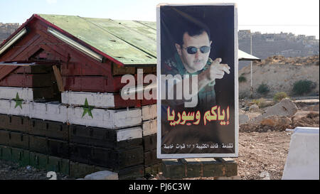 Rastan, la Syrie. Août 15, 2018. 15.08.2018, la Syrie, Rastan : une maison de gardien se trouve au pont de Rastan avec une photo du président Bachar al-Assad. (Dpa-Story la Syrie - pays détruit à partir de 05.09.2018) Crédit : Friedemann Kohler/dpa/Alamy Live News Banque D'Images