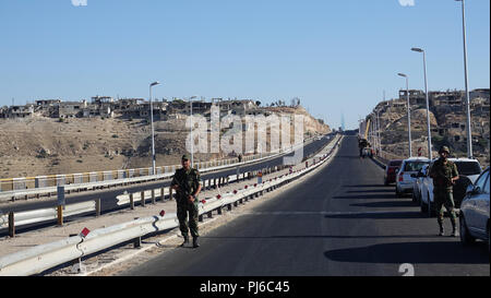 Rastan, la Syrie. Août 15, 2018. 15.08.2018, la Syrie, Rastan : Les soldats se tenir sur le pont de l'autoroute à Rastan 5 Damascus-Aleppo. (Dpa-Story la Syrie - pays détruit à partir de 05.09.2018) Crédit : Friedemann Kohler/dpa/Alamy Live News Banque D'Images